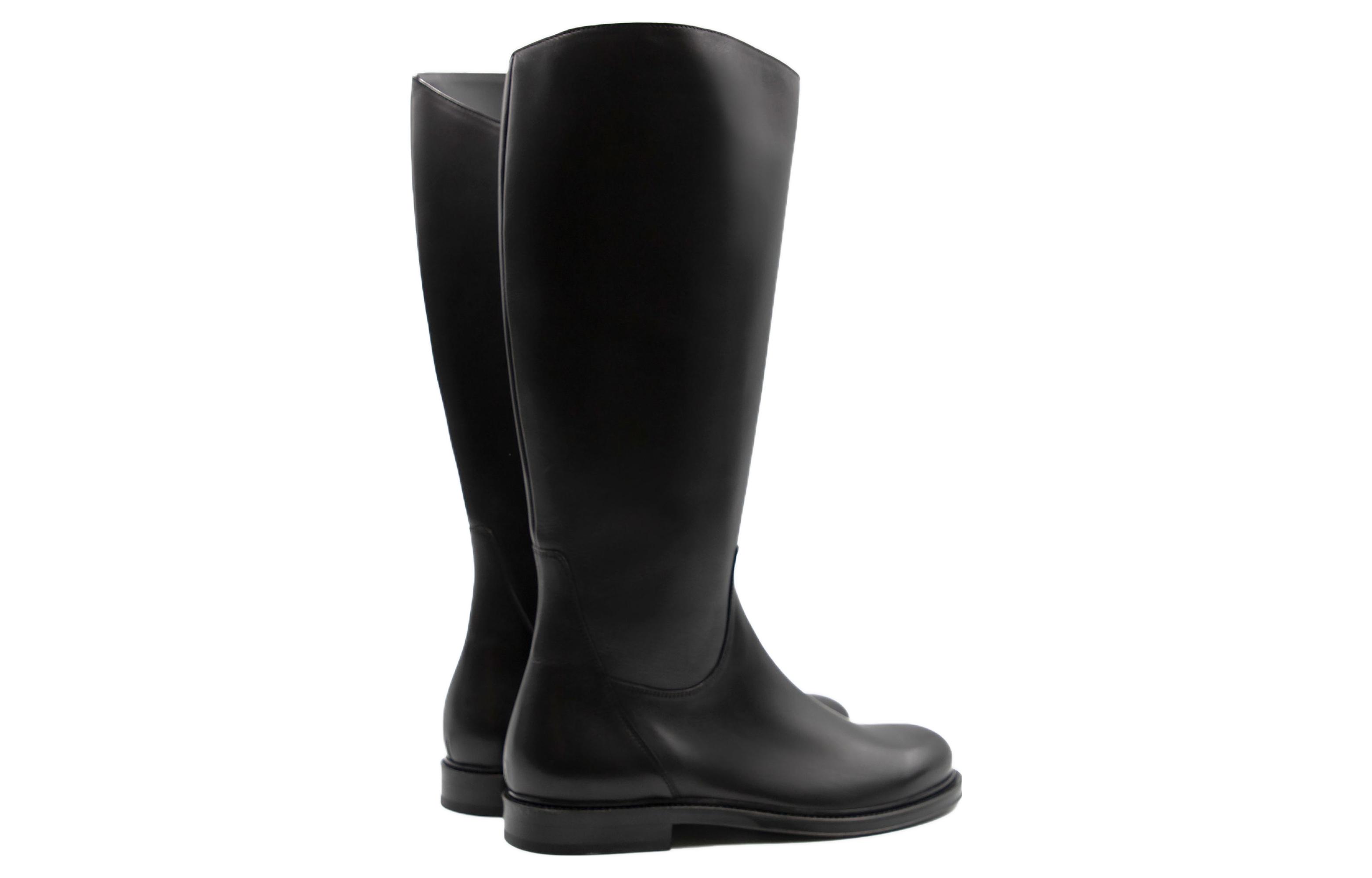 Shop Botas de Cuero Altas Emporio Armani 'Negras' X2N001XF691100002