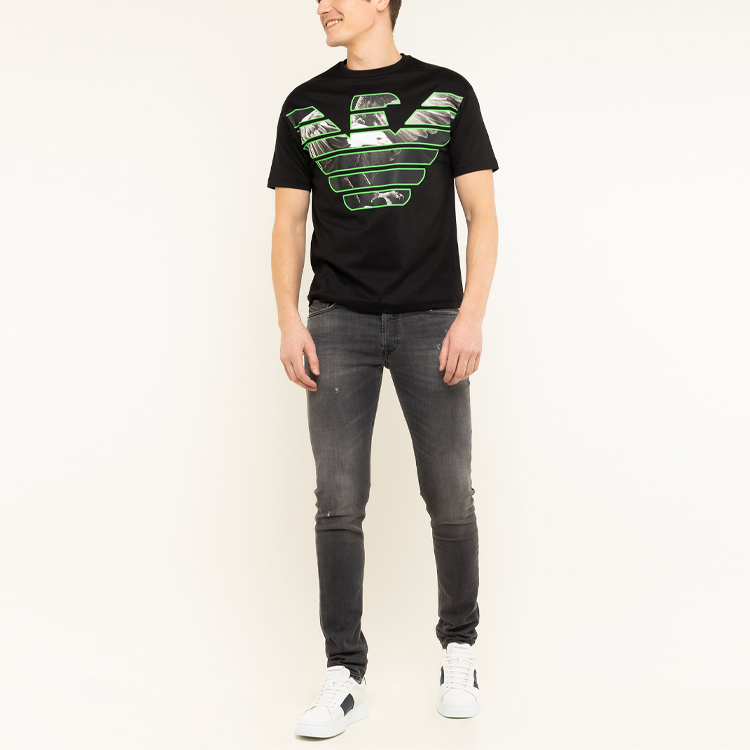Shop エンポリオアルマーニ ロゴグラフィック クルーネックTシャツ ブラック 3H1T79-1JSTZ-0999