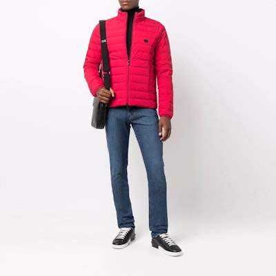 Chaqueta Roja con Cremallera Completa y Logo EMPORIO ARMANI con Cuello Alto. 8N1BQ2-1NLRZ-0357 Lookbook Chaqueta Roja con Cremallera Completa y Logo EMPORIO ARMANI con Cuello Alto. 8N1BQ2-1NLRZ-0357