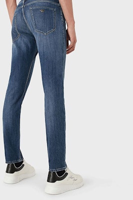 EMPORIO ARMANI Jeans Slim Fit Biru dengan Logo Helang Distressed. 8N1J06-1D5QZ-0942 Purchase EMPORIO ARMANI Jeans Slim Fit Biru dengan Logo Helang Distressed. 8N1J06-1D5QZ-0942