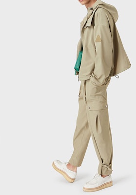 Emporio Armani SS22 Logo Zip Jaket Warna Khaki. I1R610-I1525-0524 Lookbook Emporio Armani SS22 Logo Zip Jaket Warna Khaki. I1R610-I1525-0524