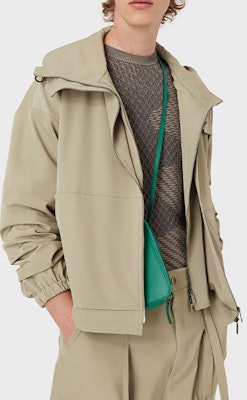 Emporio Armani SS22 Logo Zip Jaket Warna Khaki. I1R610-I1525-0524 Shop Emporio Armani SS22 Logo Zip Jaket Warna Khaki. I1R610-I1525-0524