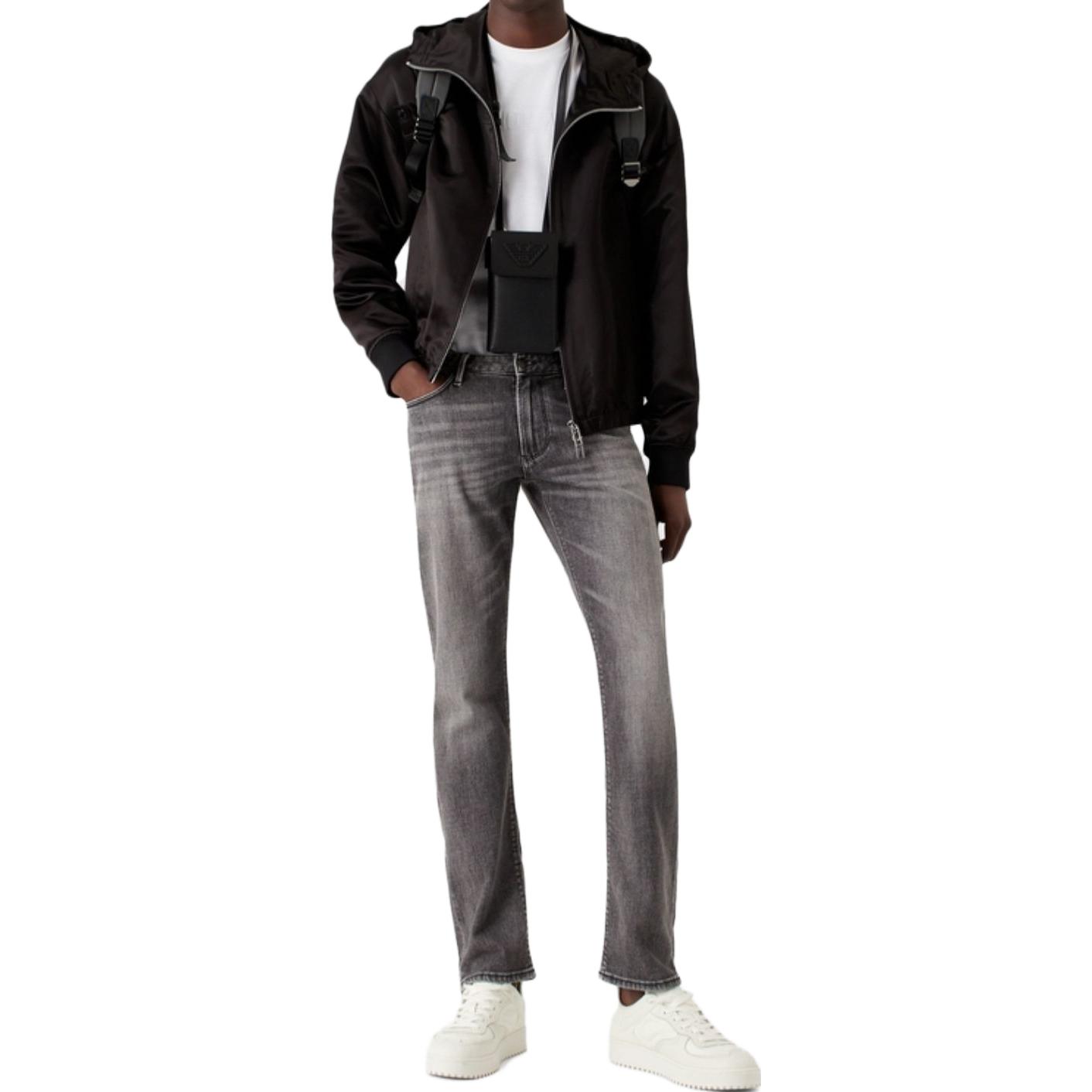 Shop Emporio Armani SS23 Jeans Hitam Low-Waist Slim Fit Distressed Washed. 3R1J06-1D0CZ-0006