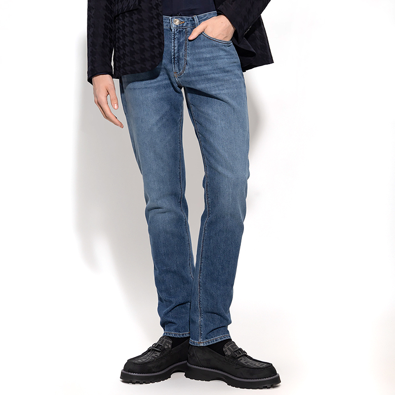 Lookbook Emporio Armani SS23 Slim-Fit Jeans Biru Denim Mid-Rise. 3R1J06-1DL2Z-0942