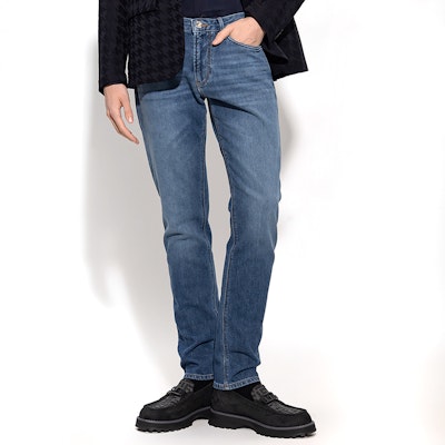 Emporio Armani SS23 Slim-Fit Jeans Biru Denim Mid-Rise. 3R1J06-1DL2Z-0942 Lookbook Emporio Armani SS23 Slim-Fit Jeans Biru Denim Mid-Rise. 3R1J06-1DL2Z-0942
