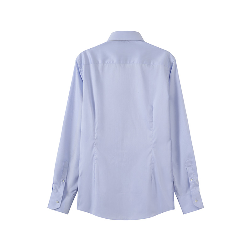 Lookbook EMPORIO ARMANI SS24 Camisa Azul Claro Cuello Cuadrado Manga Larga. 01CN5L-0BC33-700