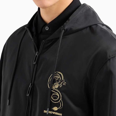 Emporio Armani SS24 Hoodie Jaket Kasual Logo Cetak Hitam. EM000006-AF10016-U8133 Sizing Emporio Armani SS24 Hoodie Jaket Kasual Logo Cetak Hitam. EM000006-AF10016-U8133