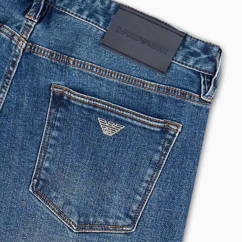 Shop Emporio Armani SS24 修身低腰直筒牛仔褲 藍色。 3D1J75-1DRRZ-0943