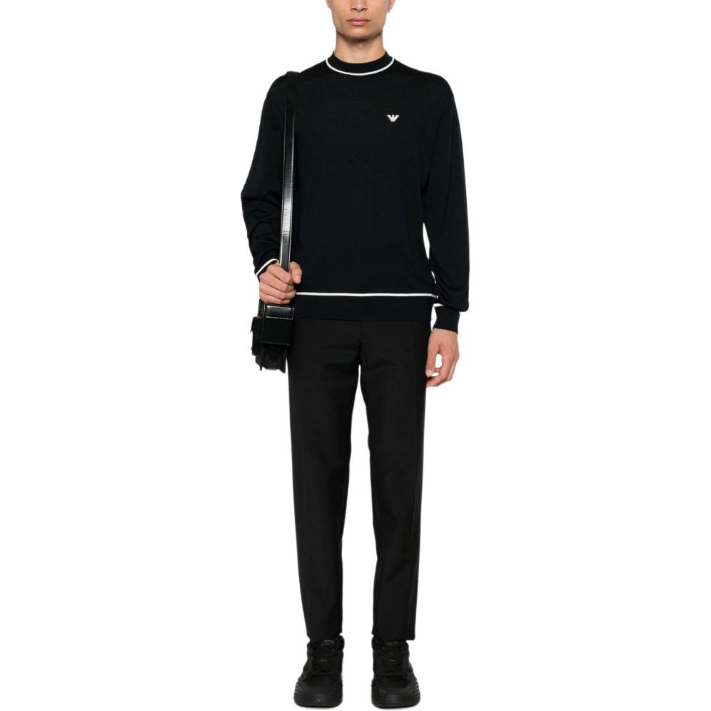 Lookbook EMPORIO ARMANI SS24 Suéter Holgado Negro Hombre Logo Tejido con Ribete Contraste. 6D1MXH-1MJLZ-F036
