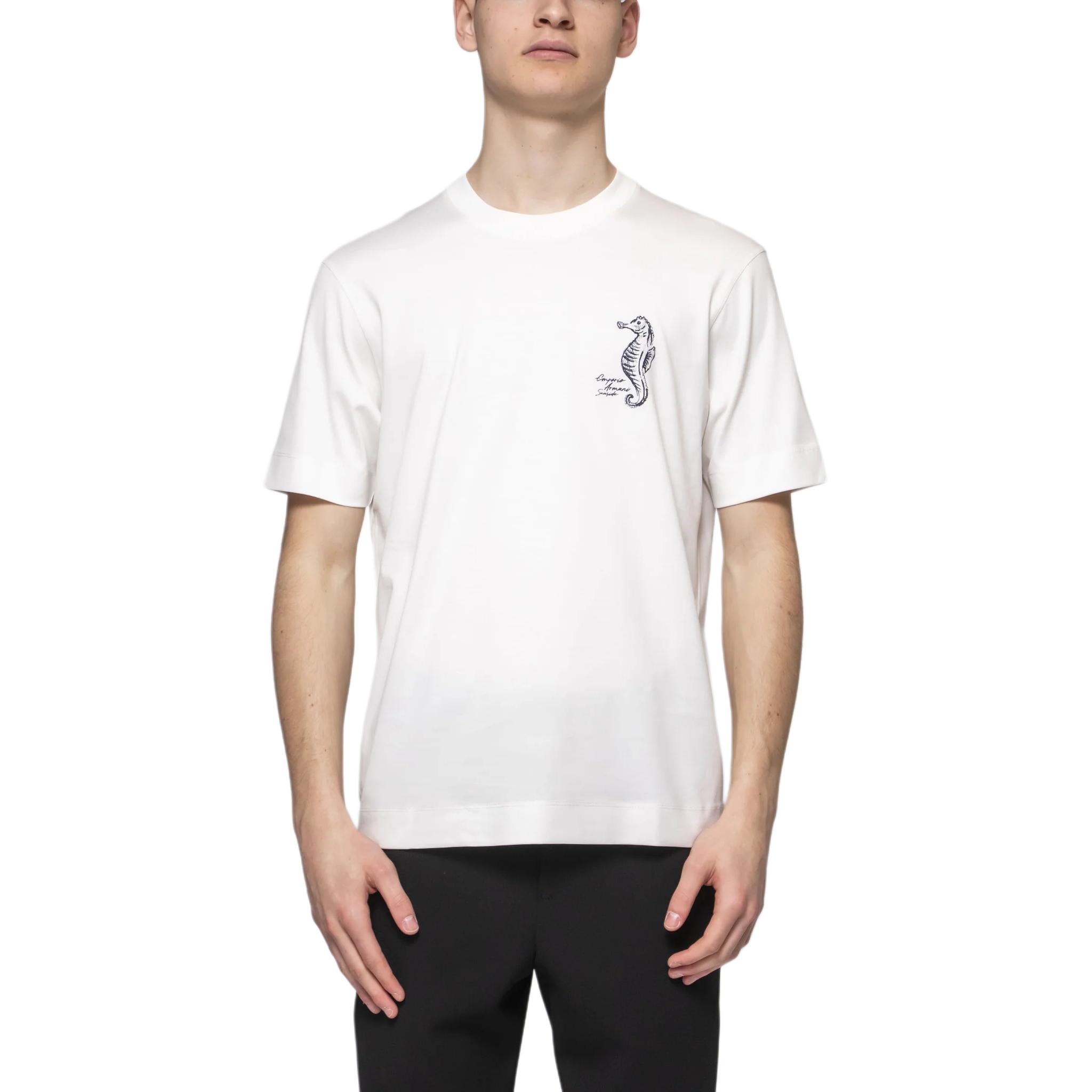 Lookbook エンポリオ アルマーニ SS25 ホワイト 刺繍シーホース クルーネック Tシャツ EM001031-AF12926-U0003