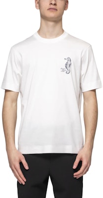 エンポリオ アルマーニ SS25 ホワイト 刺繍シーホース クルーネック Tシャツ EM001031-AF12926-U0003 Lookbook エンポリオ アルマーニ SS25 ホワイト 刺繍シーホース クルーネック Tシャツ EM001031-AF12926-U0003
