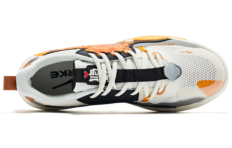 Lookbook ERKE Hongxing Master 'Blanco Amarillo' 11122201360-001