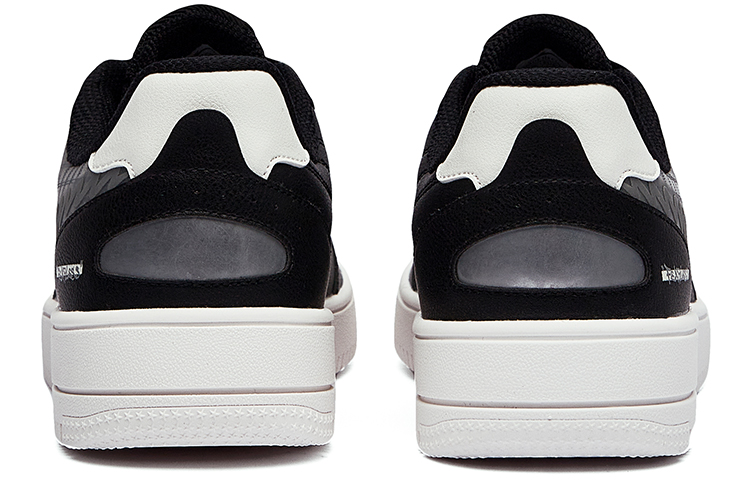 Shop 이케 홍싱 스케이트보드 로우 '그라피티 블랙 화이트' 51122101243-004