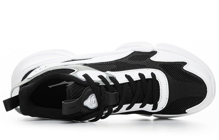 Shop 鴻星爾克 緩震 科技 耐磨 低筒 跑步鞋 男款 黑白