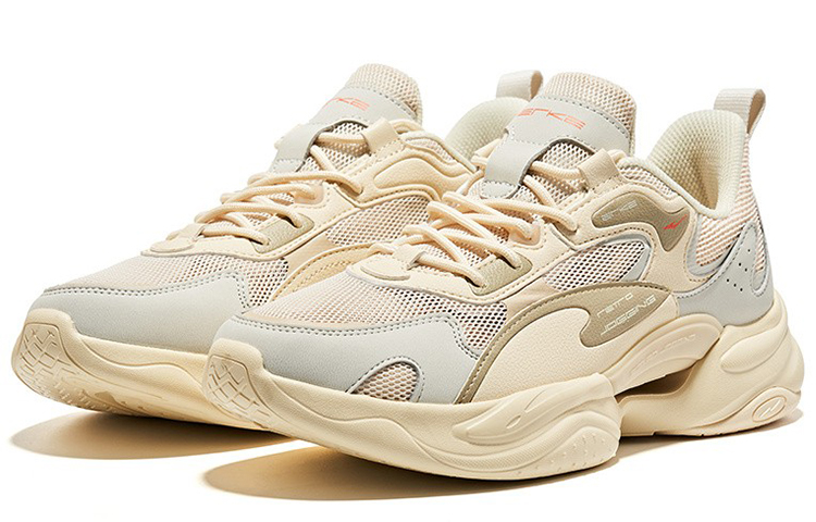 Shop Sepatu Lari Fashion ERKE Xtep 'Putih Bulu/Abu Asap/Jingga Api Neon' 11122220069-007