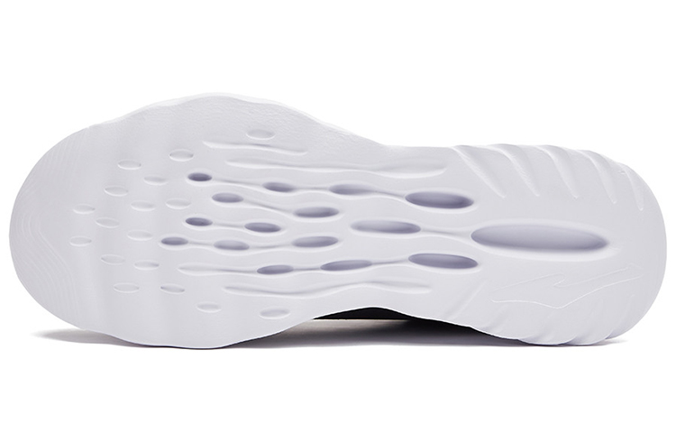 Shop 鸿星尔克 特步 黑白色轻便低帮减震跑鞋 51122303422-003