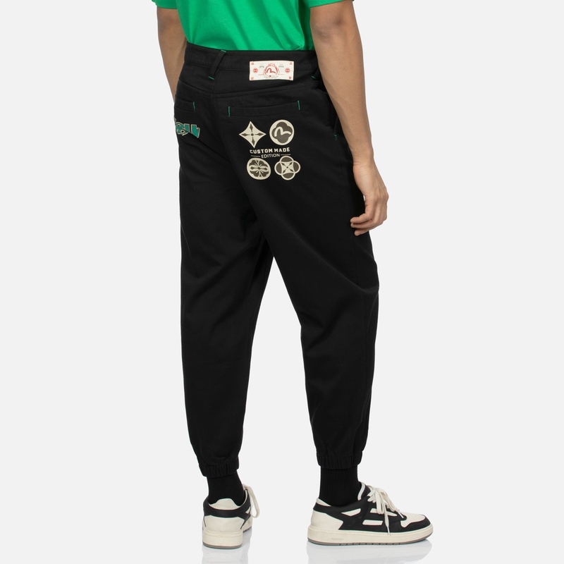 Shop EVISU 黑色花卉與標誌印花運動長褲 時尚設計。 2ESHTM4PO1026FFCT