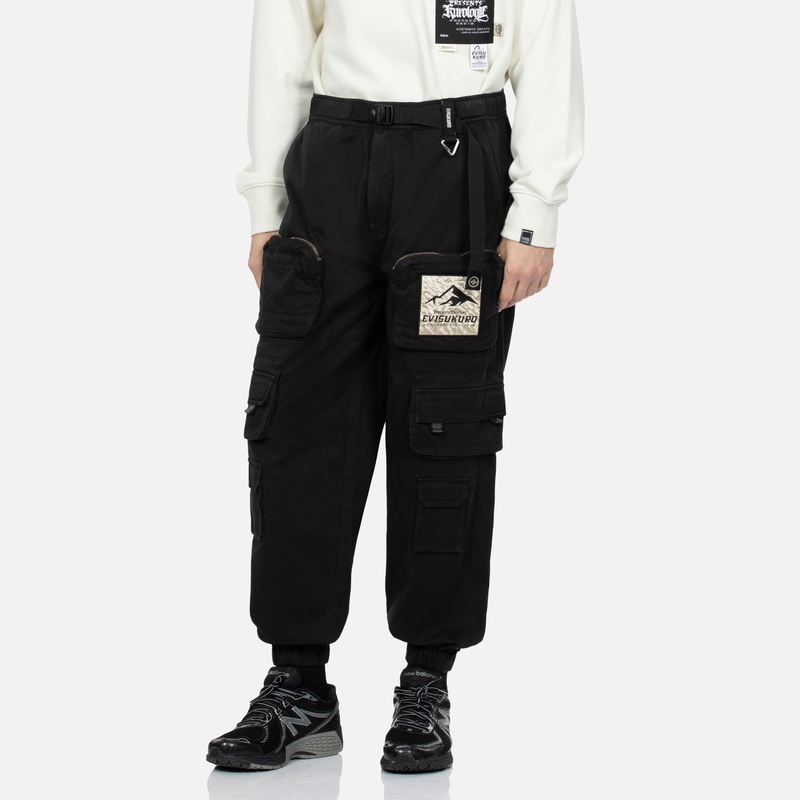 Shop EVISU 黑色寬鬆版多口袋工裝褲 山形家徽設計 2EAGNM3PO5130XXCT