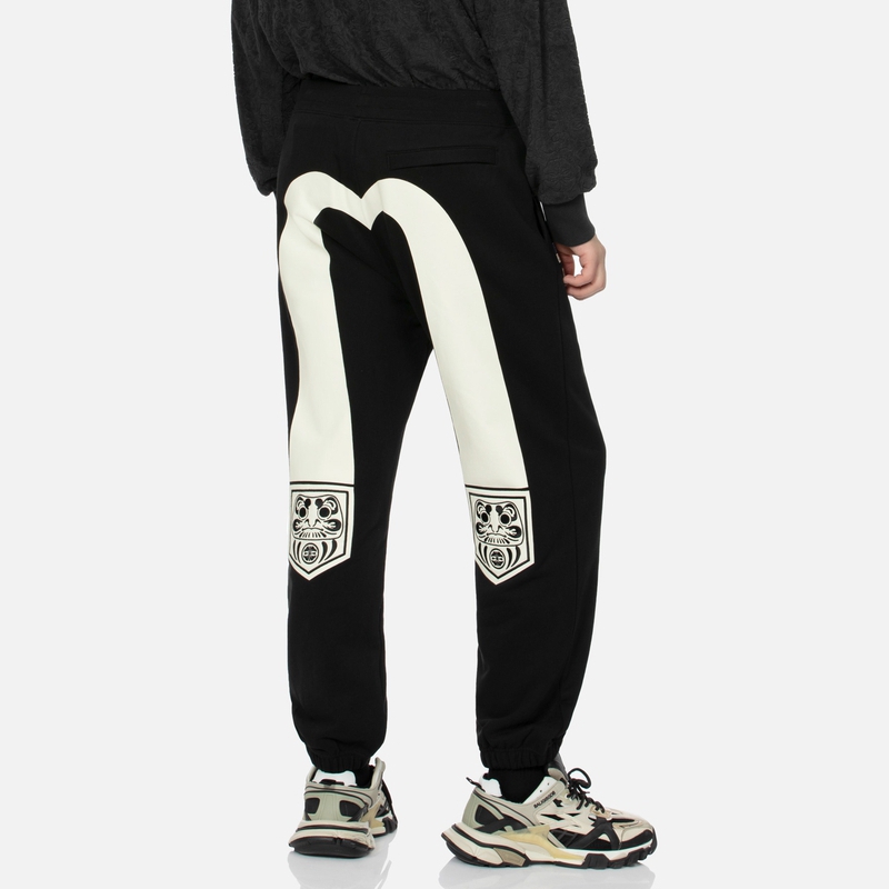 Shop EVISU 黑色直筒運動褲 達摩 M 印口袋 & 海鷗圖案 2EAHTM4SP1077STCT