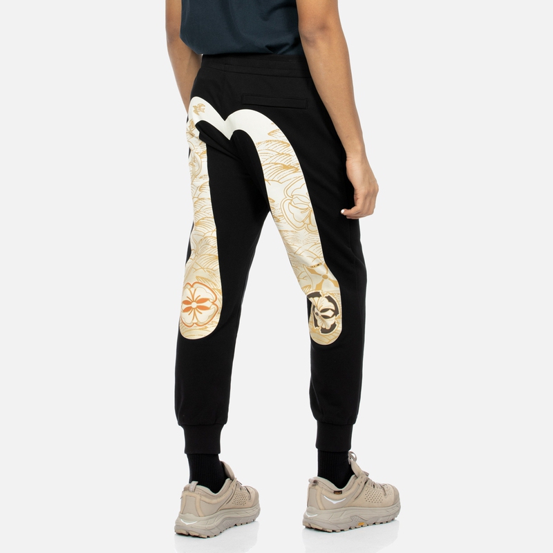 Shop EVISU 黑色大M印花休閒運動褲. 2ESHTM4SP1054XXCT