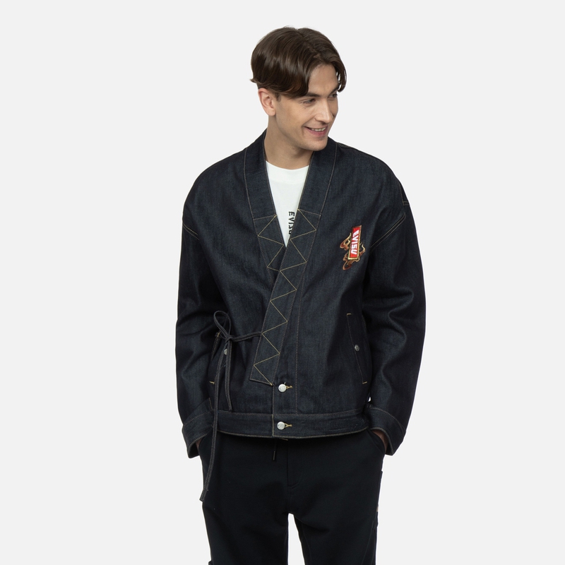 Shop Chaqueta EVISU de mezclilla azul con bordado de letras. 2ESHTM3KM123LFCT