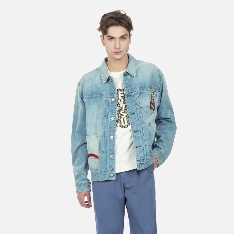 Shop EVISU 刺绣招财猫达摩蓝色牛仔夹克 2ESHTM3DJ715RXCT