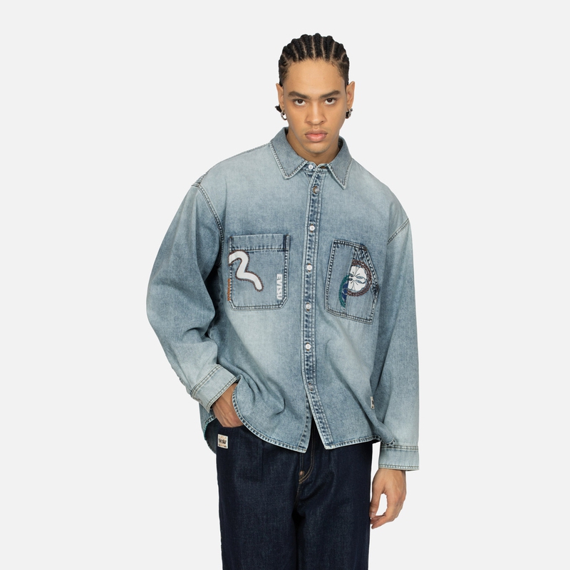 Shop EVISU Kemeja Denim Lebar dengan Jahitan Tangan dan Reka Bentuk Multi-Cetakan 2ESHTM4DL8012LFDN