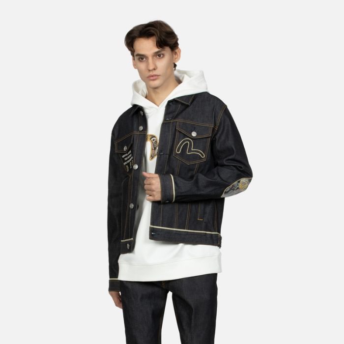 Shop EVISU AW23 藍色丹寧外套 刺繡福鹿與寶物設計. 2EAHTM3DJ7006XXCS