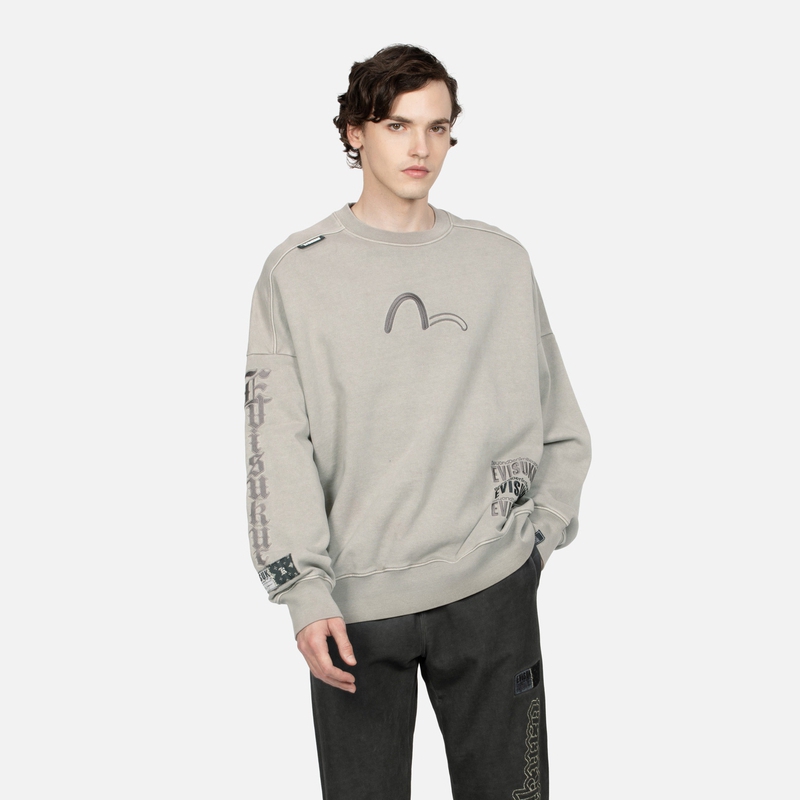 Shop EVISU AW23 宽鬆版多標誌刺繡圓領長袖上衣 米色. 2EAGNM3SW5150OSCT