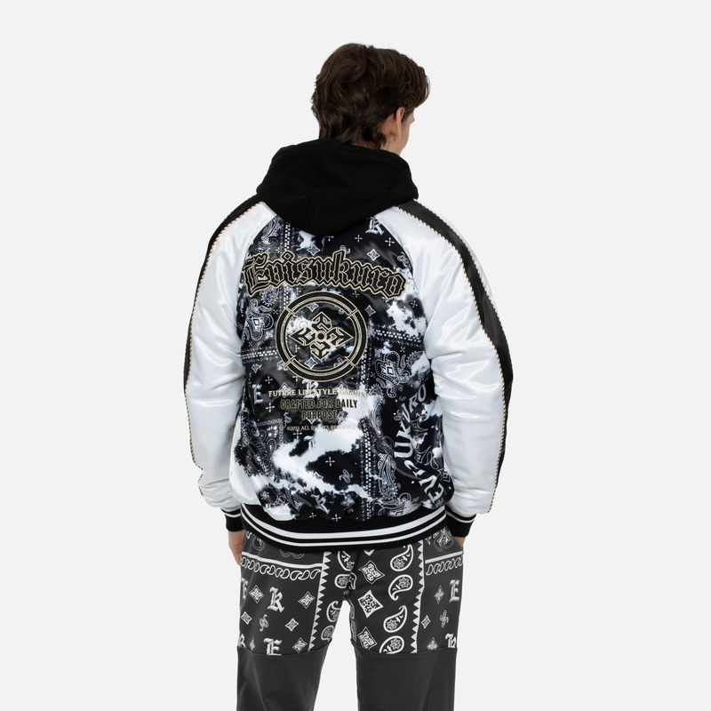 Shop EVISU AW23 男士黑色橫須賀外套，搭配徽標印花與刺繡設計。 2EAGNM3JK5272XXPQ