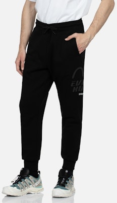 EVISU AW23 標誌與海鷗印花男款黑色休閒運動褲_regular fit款式。 2EAGNM3SP5067XXFL Shop EVISU AW23 標誌與海鷗印花男款黑色休閒運動褲_regular fit款式。 2EAGNM3SP5067XXFL