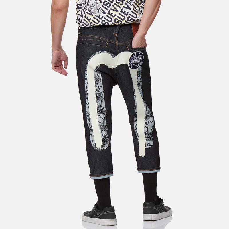 Shop 에비수 다루마 더블 M 프린트 크롭 데님 진 남성용 - 데님 블루 2ESHTM3JE99127CS