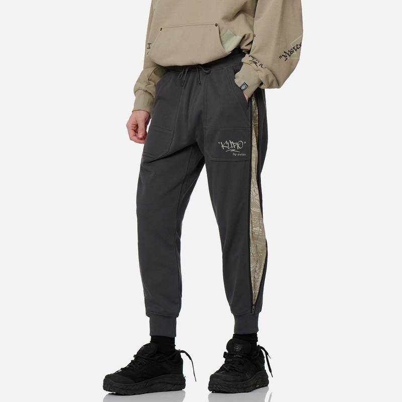 Shop EVISU FW22 素描印花側拉鏈男士運動褲 深炭灰色. 2EAGNM2SP461STCTDKCH