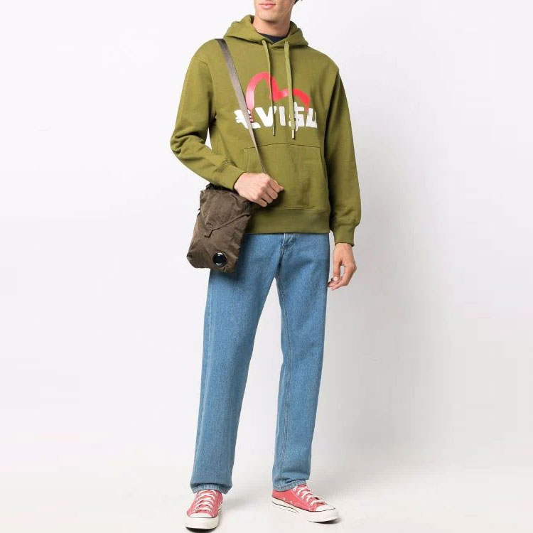Lookbook EVISU 綠色連帽衫搭配標誌印花 2EAEBM1SW443LFKH