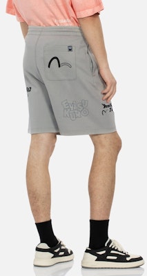 EVISU KURO SS24 Celana Pendek Wide-Leg dengan Multilogo & Slogan Print. 2ESGNM4ST5244RXCT Purchase EVISU KURO SS24 Celana Pendek Wide-Leg dengan Multilogo & Slogan Print. 2ESGNM4ST5244RXCT