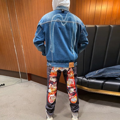 EVISU SS22 蓝色大M刺绣水洗牛仔夹克. 2ESHTM2DJ717LFCT Shop EVISU SS22 蓝色大M刺绣水洗牛仔夹克. 2ESHTM2DJ717LFCT