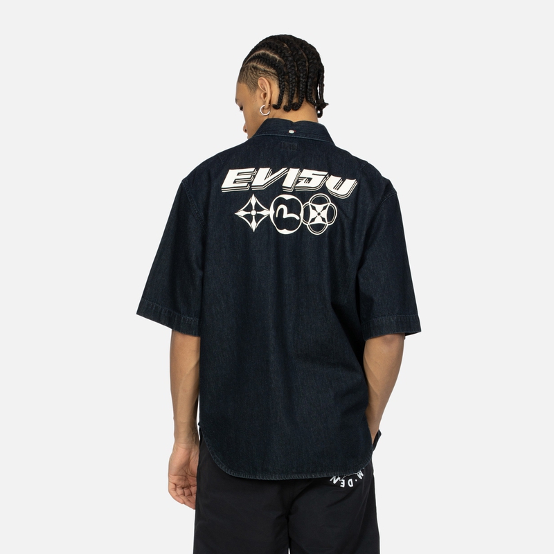 Shop EVISU SS24 牛仔藍短袖襯衫，搭配Logo和花卉印花設計 2ESHTM4DI1018OSDN