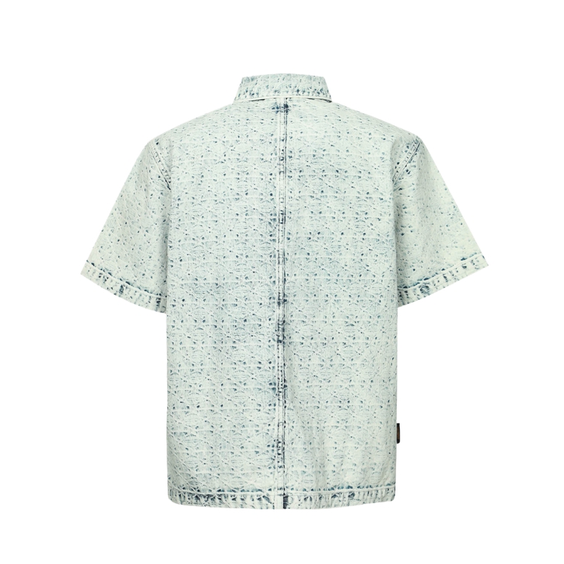 Lookbook EVISU SS24 寬鬆牛仔短袖襯衫搭配提花與海鷗設計。 2ESHTM4DI8015BZDN