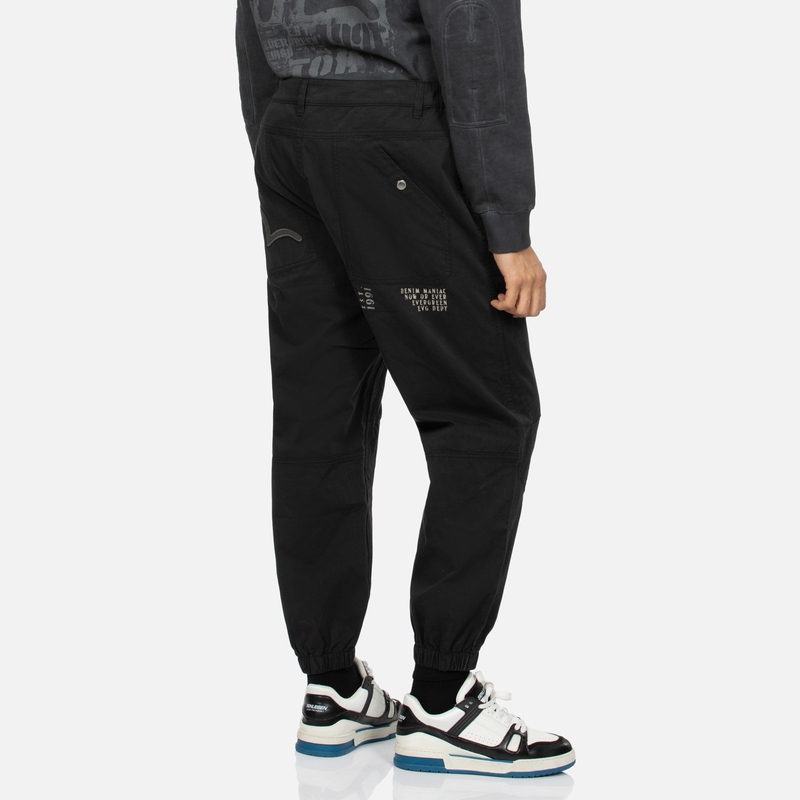 Shop EVISU SS24 海鸥刺绣标语印花休闲裤 2ESHTM4PO8033RXCT