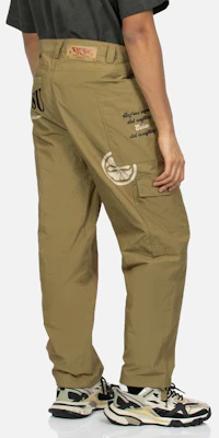EVISU SS24 Pantalones Cargo Pierna Ancha con Bolsillo Asimétrico. 2ESHTM4PO8031LFCT Shop EVISU SS24 Pantalones Cargo Pierna Ancha con Bolsillo Asimétrico. 2ESHTM4PO8031LFCT