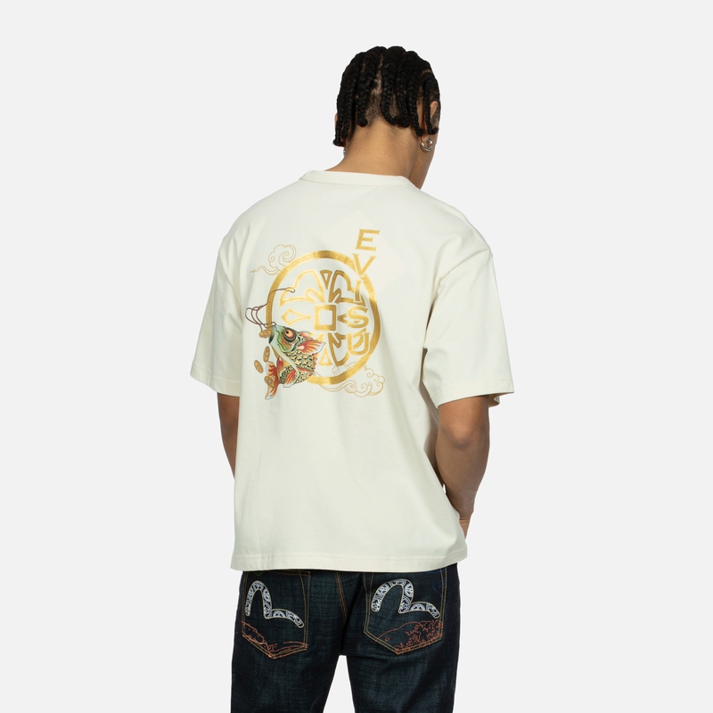 Shop EVISU SS24 Camiseta Unisex Manga Corta con Koi, Banner y Gráfico Seigaiha. 2ESHTM4TS7077RXCT