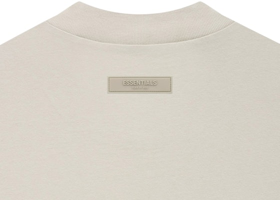 Camiseta Fear of God Essentials Color Trigo. Lookbook Camiseta Fear of God Essentials Color Trigo.