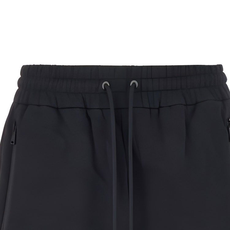 Purchase FENDI Bermuda Negra con Logo de Letras y Cordón Ajustable. FAB656AN67F1N6F