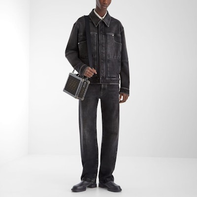 FENDI Jaket Denim Hitam Multi-Pocket dengan Kerah Lancip. FW1181AQLSF0QA1 Shop FENDI Jaket Denim Hitam Multi-Pocket dengan Kerah Lancip. FW1181AQLSF0QA1