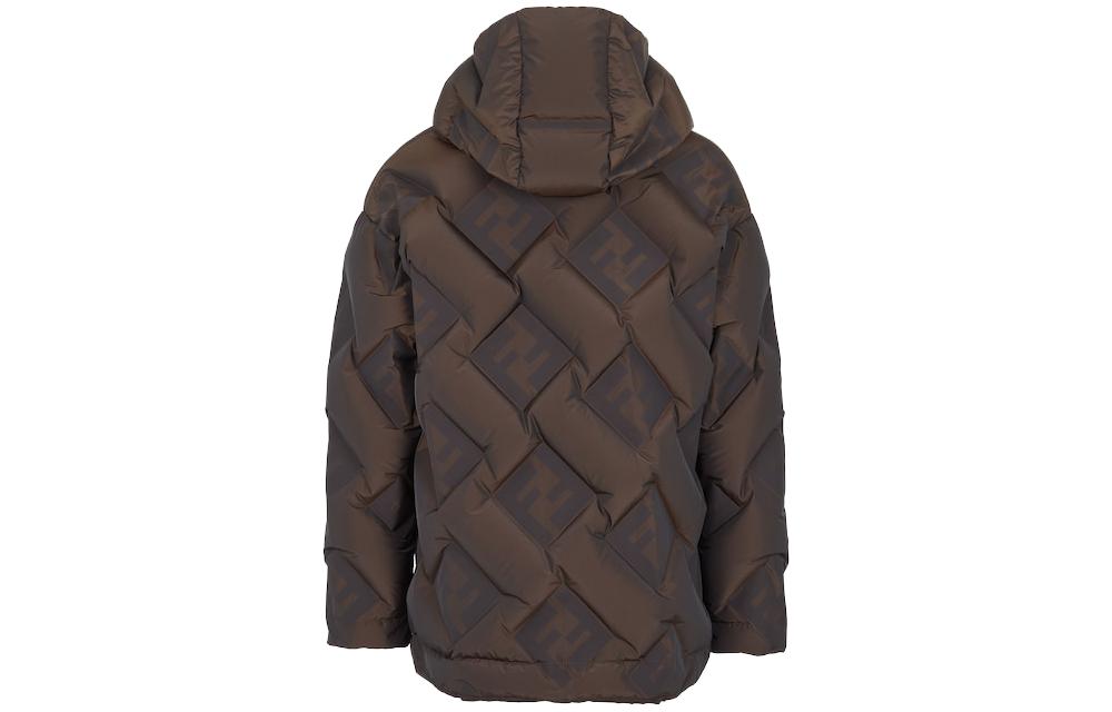 Lookbook FENDI 棕色羽绒夹克，配抽绳连帽和侧拉链口袋。 FAA911AQNHF0-HCU