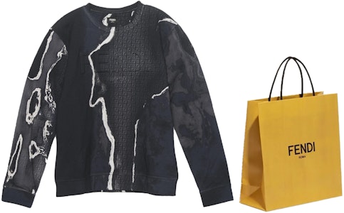 FENDI 仿舊黑色長袖圓領運動衫。 FY0178AIL3F1AJR Shop FENDI 仿舊黑色長袖圓領運動衫。 FY0178AIL3F1AJR