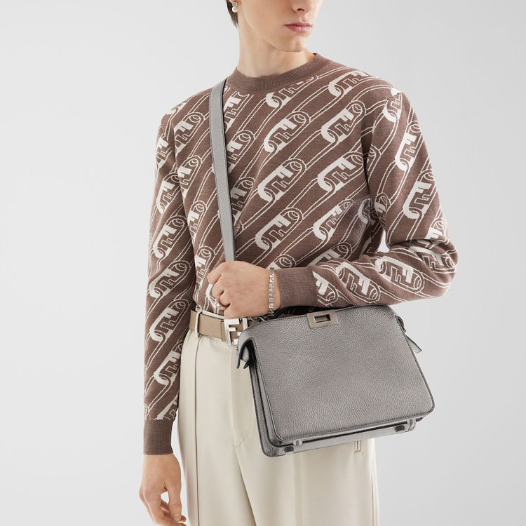 Shop FENDI FW22 棕色圖案提花針織圓領毛衣. FZX061AL3IF0UHM