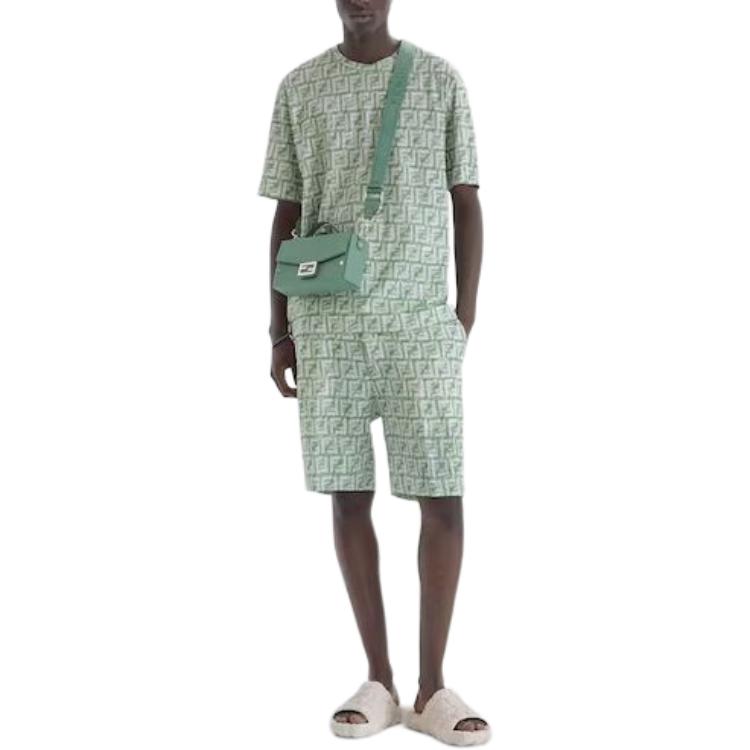 Shop FENDI 綠色字母印花寬鬆休閒短褲 FB0821AR62F1MTQ