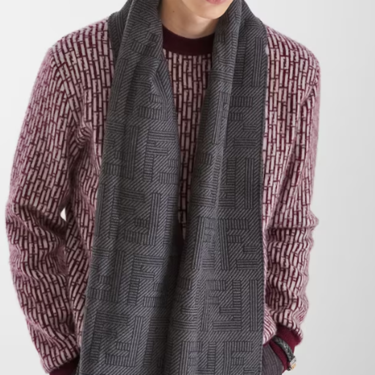 Shop FENDI 灰色字母圖案設計針織圍巾 FXS124APW4F0QA1