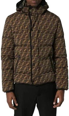 FENDI 經典標誌卡其色羽絨外套 FAA698AAA3F13IZ Lookbook FENDI 經典標誌卡其色羽絨外套 FAA698AAA3F13IZ